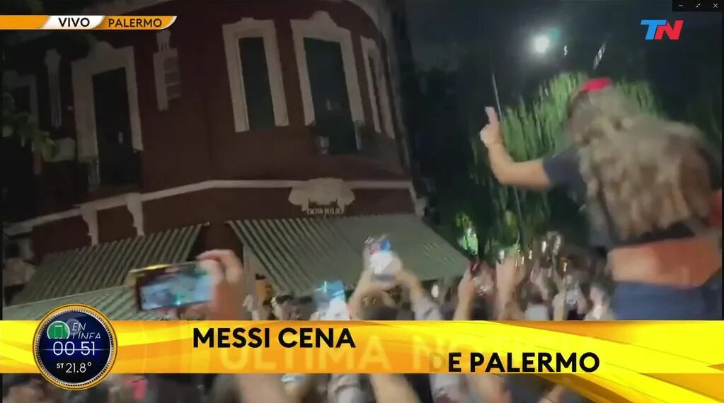 PALERMO I Lionel Messi fue a comer a una parrilla y una multitud se agolpó en las puertas del local