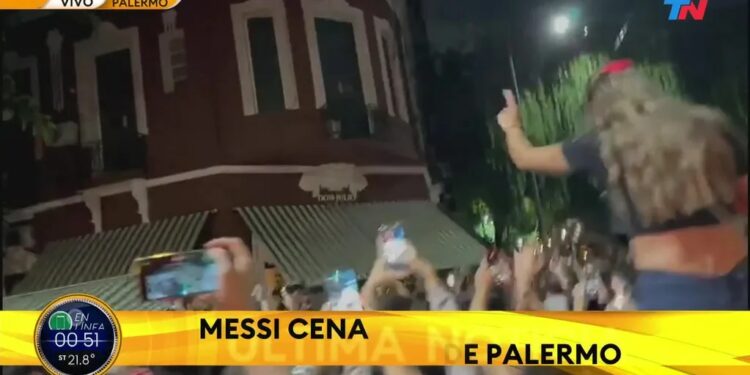 PALERMO I Lionel Messi fue a comer a una parrilla y una multitud se agolpó en las puertas del local