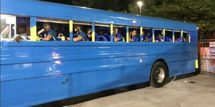 El ómnibus en el que se trasladaba la selección de Curazao durante la Copa de Oro de Concacaf, en 2019; el equipo vendrá a la Argentina para jugar el 28 de marzo con los campeones del mundo
