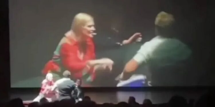 Daba un show de magia en un crucero y fue atacado por alguien del público