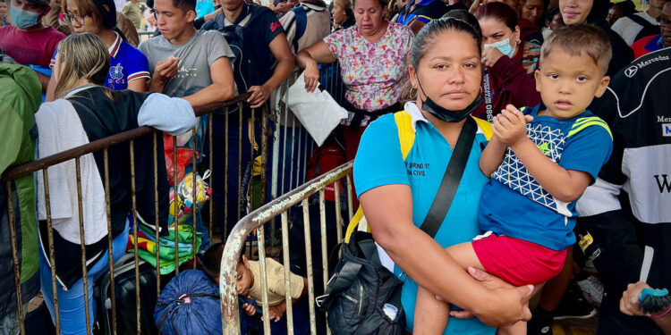 Migrantes y refugiados venezolanos hacen fila en Pacaraima una ciudad fronteriza del norte de Brasil.