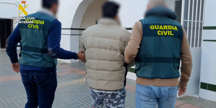 Detenido en Coria del Río (Sevilla) el cuidador de un anciano por gastarse más de 11.000 euros de su tarjeta de crédito tras su fallecimiento