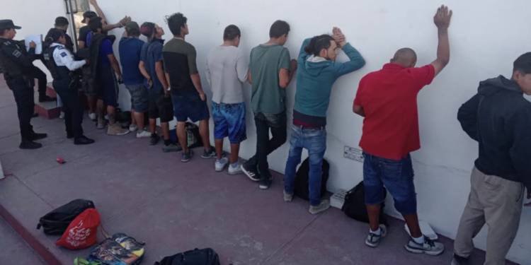 Detienen a 20 limpiaparabrisas tras operativo en cruceros en Escobedo