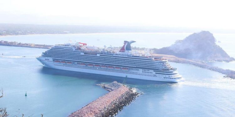 Disfrutan de Mazatlán turistas de los cruceros Zaandam y Carnival Panorama