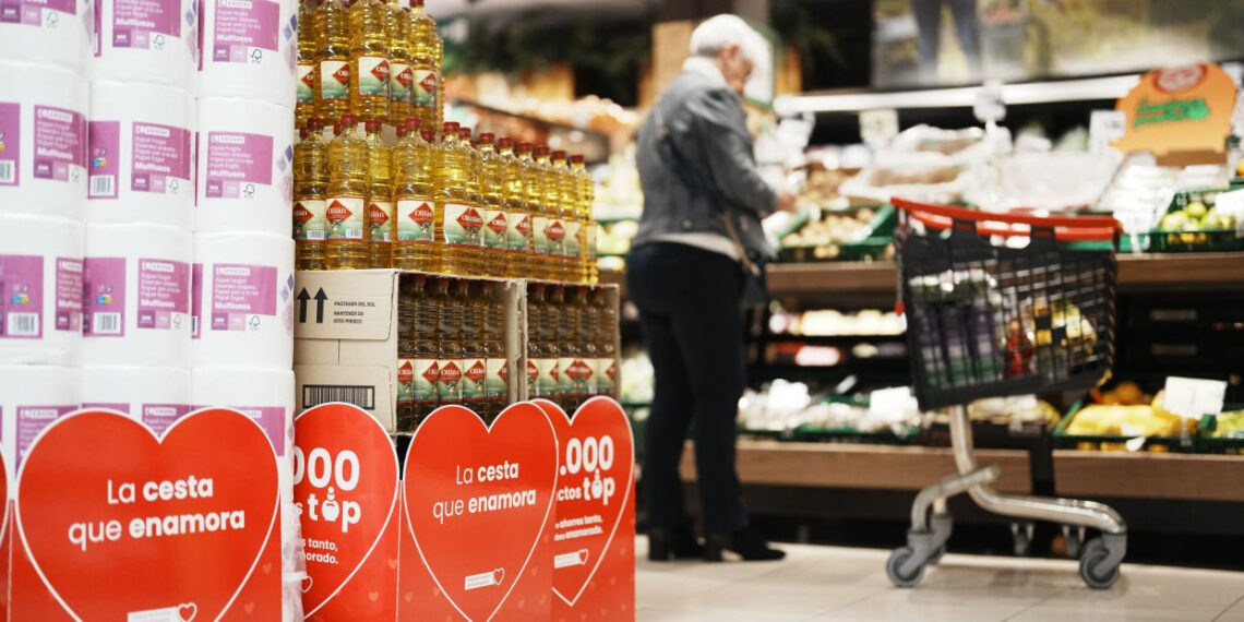 El 51% de los españoles reduce la compra de caprichos