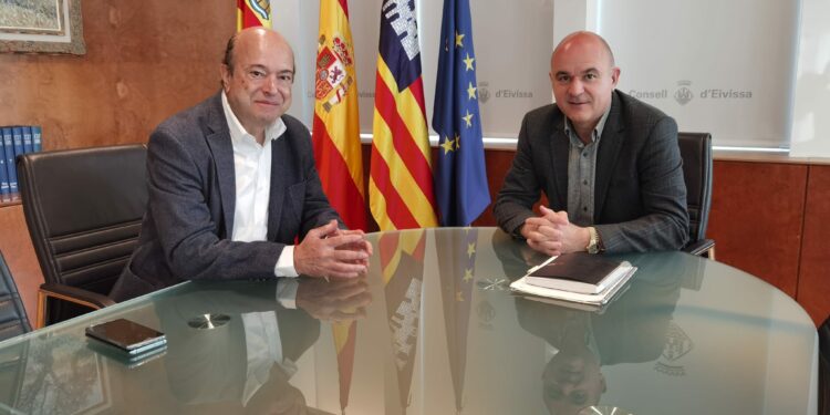 El Consell y el ayuntamiento de Ibiza y la Autoridad Portuaria de Baleares coordinarán sus servicios para ofrecer un mejor servicio a la llegada de cruceros