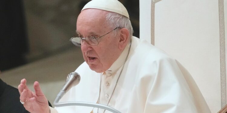 El Papa llama a detener a traficantes tras naufragio