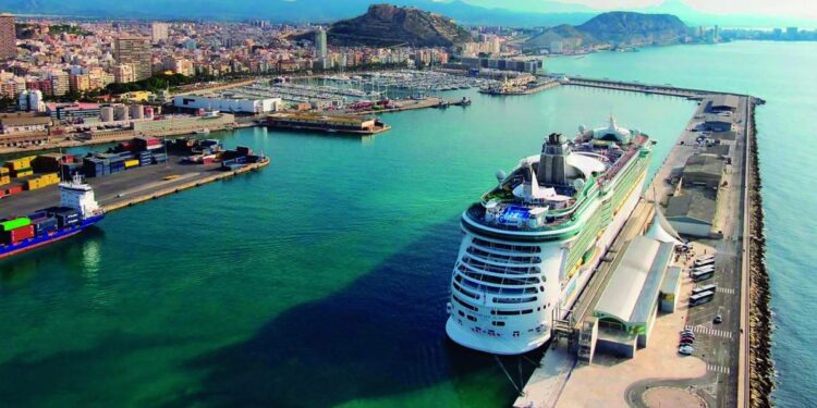 El Puerto de Alicante muestra en Seatrade Cruise Global su potencial crucerístico