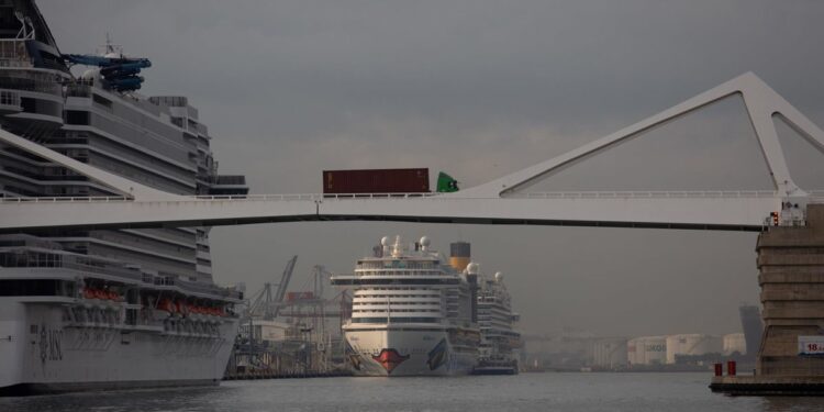 El Puerto de Barcelona incrementa un 20% las escalas de cruceros propulsados por GNL