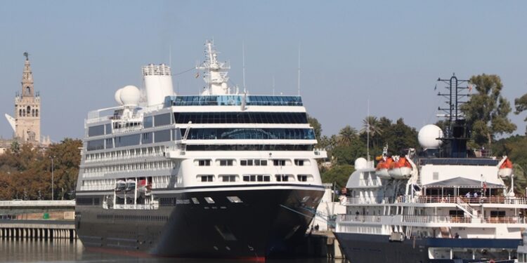 Dos cruceros coinciden en los muelles de la ciudad