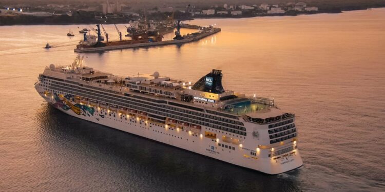El Salvadore recibe a turistas extranjeros del crucero Norwegian Jewel