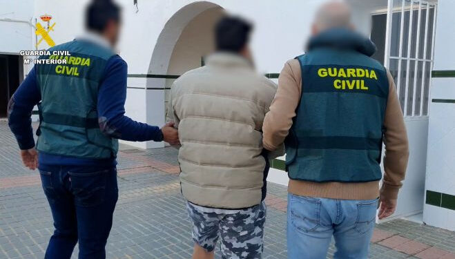 El cuidador de un anciano en Coria 'arrasaba' con su tarjeta: viajes, tecnología, parques temáticos...
