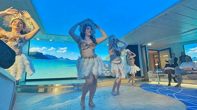 El folclore de Esencias de Mi Tierra deslumbró a turistas alemanes con bailes típicos a bordo de crucero