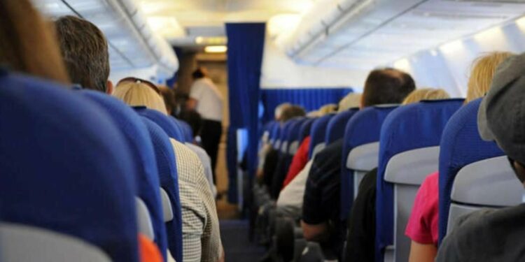 El mejor truco para ver una película en el avión sin sujetar el móvil con la mano