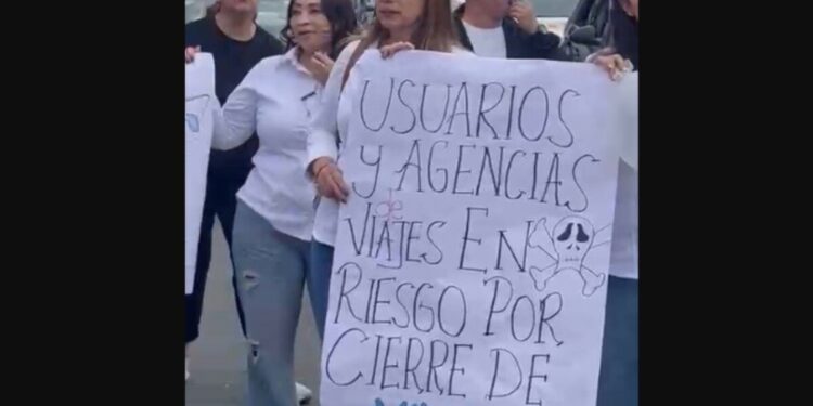 Empleados de agencias de viajes y sector turismo bloquearon los ingresos al aeropuerto de Rionegro