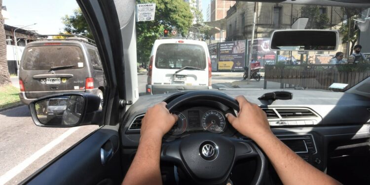 En medio de un limbo normativo, las apps de viajes crecen en la ciudad de Santa Fe
