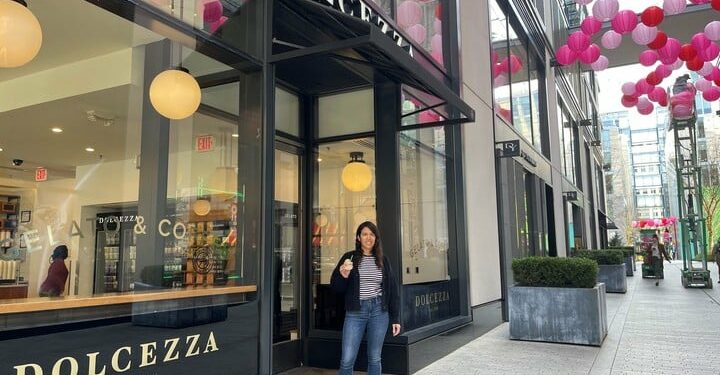Violeta Edelman frente a la fachada de uno de los locales de Dolcezza.