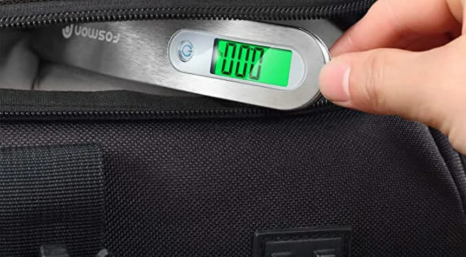 Esta báscula digital para equipaje es asequible y perfecta para tu próximo viaje. (foto vía Amazon).

