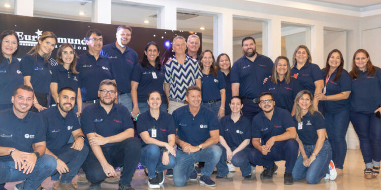 Ejecutivos de DTP y Maral Turismo junto a Lucas Ozuna