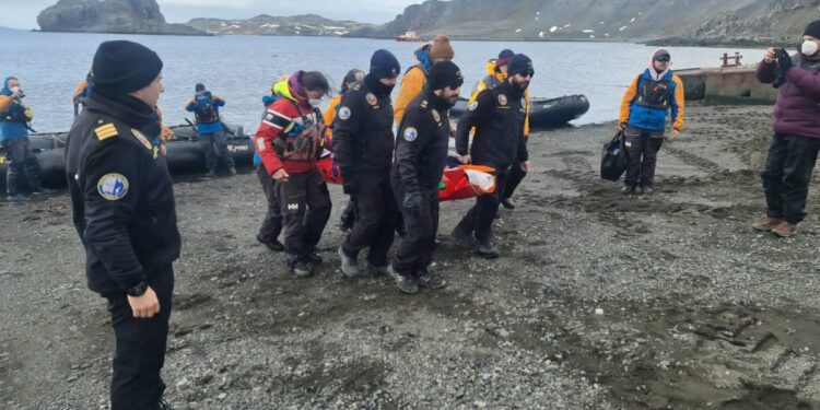 Evacúan a pasajera de crucero en Territorio Antártico Chileno