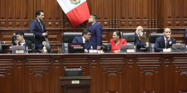 Fiscalía anticorrupción abrió investigación preliminar por derroche en bufet y viajes para congresistas
