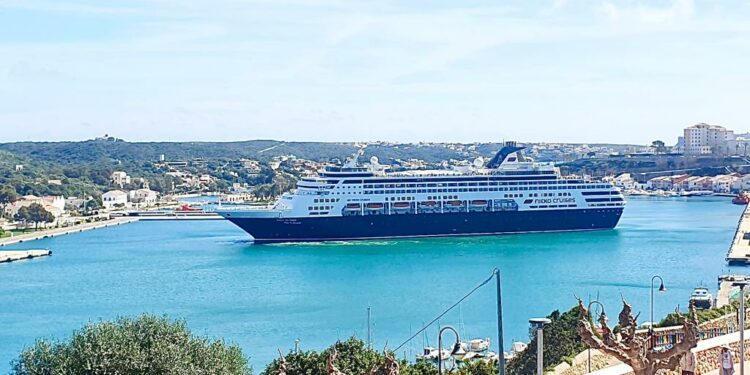 (Fotos) Llega al puerto de Maó el primer crucero de la temporada