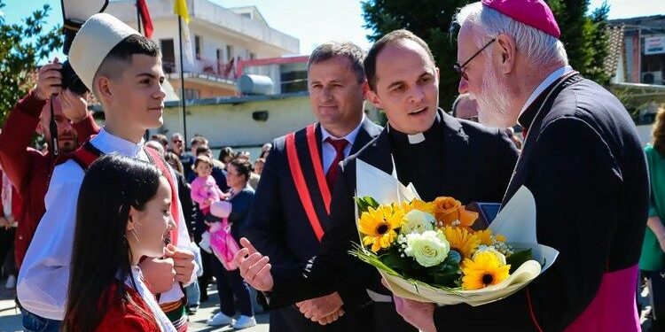 Monseñor Gallagher en Albania