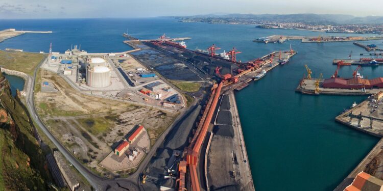 Gijón estrena la temporada de cruceros con el ‘Aida Aura’, procedente de Vigo