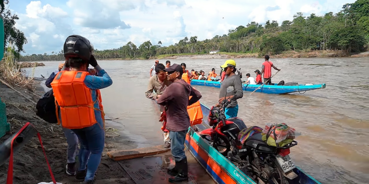 Habitantes de río Blanco improvisan viajes en canoa ante caída del puente por fuertes lluvias | Ecuador | Noticias