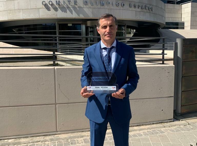 Isaac Viciosa recibe el premio “Gesta histórica del atletismo español” 