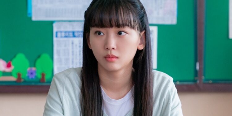 Jin Ki Joo interpreta tanto a una estudiante de secundaria como a una veinteañera adulta en el drama de viajes en el tiempo “Run Into You”
