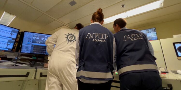 La Aduana controla la carga de combustible de los cruceros