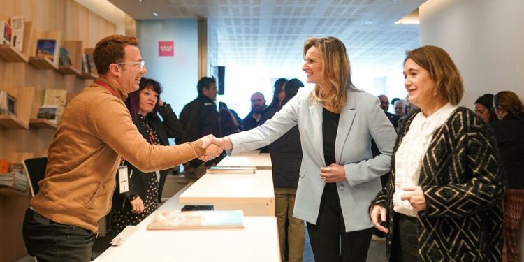 Las consejeras dando la mano a unos de los productore