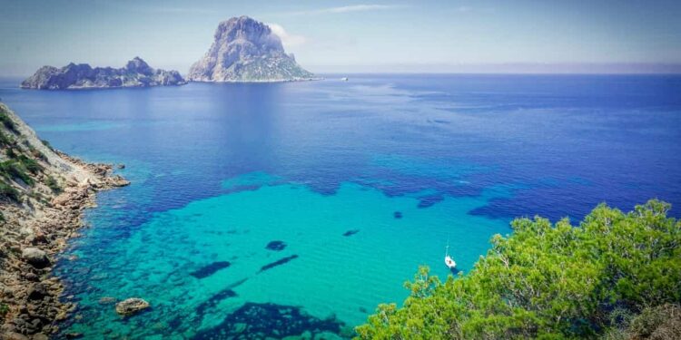 "La belleza de Ibiza en su máximo esplendor: descubre Santa Eulalia"
