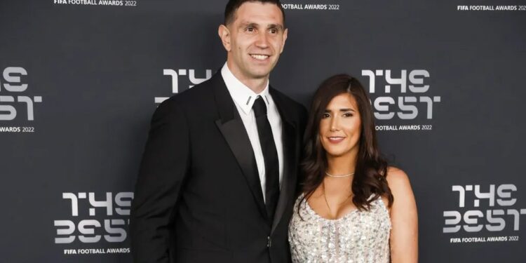 La esposa del Dibu Martínez mostró el lugar donde “durmió” Dibu Martínez tras ganar el premio The Best (Foto: EFE).