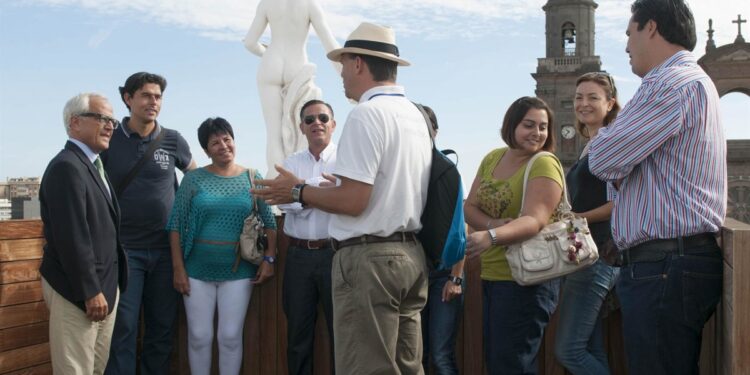 La patronal de agencias de viajes ofrece una subida salarial del 5% hasta 2024