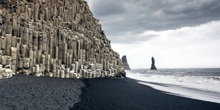 La playa de arena negra elegida entre las mejores del mundo