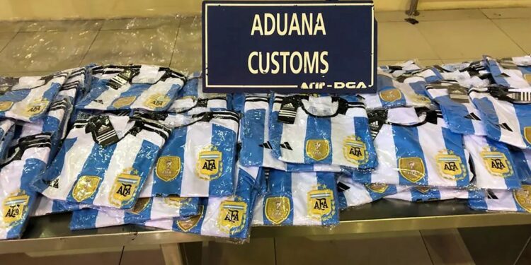 Las codiciadas 3 estrellas: un hombre intentó ingresar al país con más de 300 camisetas de la Selección