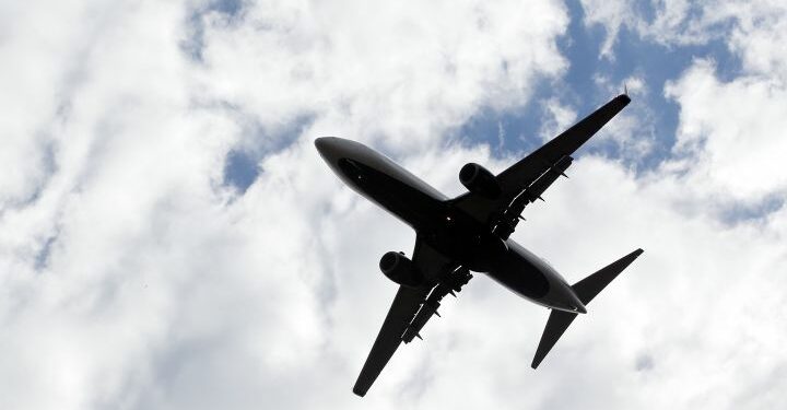 Las empresas españolas no cumplen en la lucha contra el cambio climático al viajar en avión | Actualidad
