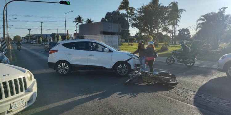 Le fallan los frenos y choca contra camioneta en crucero de Mazatlán