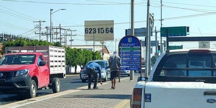 Limpiaparabrisas en cruceros de Irapuato, un "problema" para los conductores