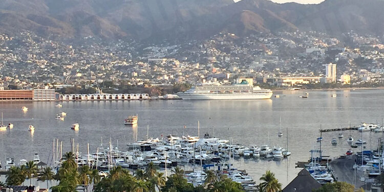 Llega a Acapulco el crucero MS Amera con 767 pasajeros