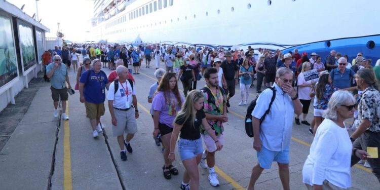 Llega crucero a Acapulco con cerca de 5 mil 500 visitantes￼