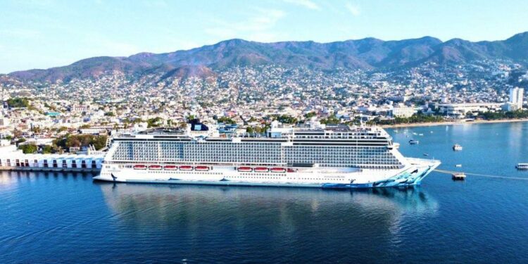 Llega crucero a Acapulco con más de 5 mil 500 visitantes