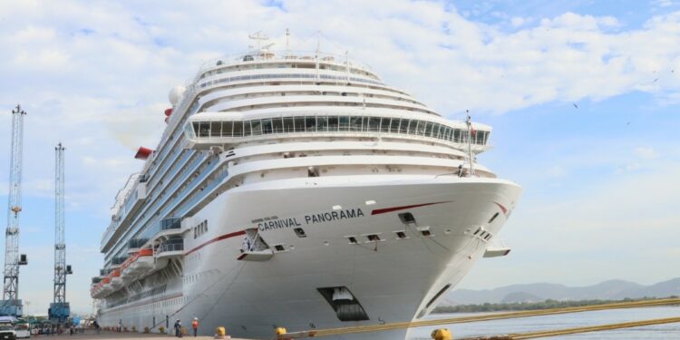 Llegan a Mazatlán dos cruceros turísticos con 8,253 visitantes 