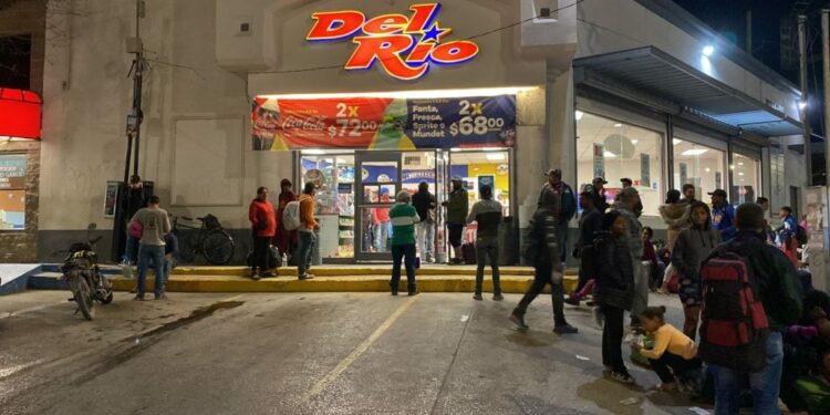 Llegan otros 100 venezolanos a Juárez