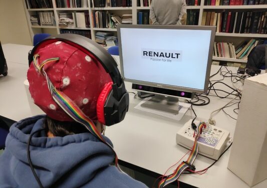 Los eslóganes en español funcionan mejor, Formación y estudios