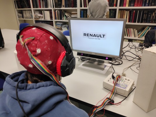 Los eslóganes en español funcionan mejor, Formación y estudios