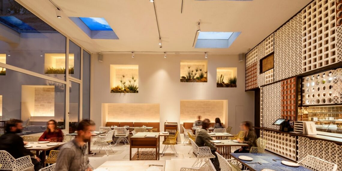 Restaurante Disfrutar de Barcelona con iluminación nocturna