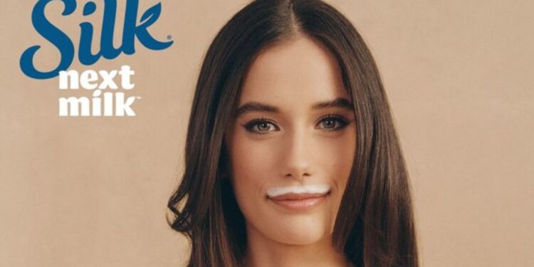Los nepo-babies heredan con la leche de origen vegetal Silk el bigote blanco que sus progenitores lucieron para “Got milk?”